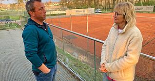 Eppingen: Der Tennisclub Rohrbach erweitert seine Anlage um ein Spielfeld. Dar&uuml;ber beraten die Vorstandsmitglieder Karin Schlegelmilch-Schmidt und Wolfgang Karle.