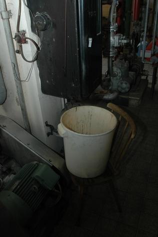 Letztes Hilfsmittel Plastikeimer: Im Kesselhaus tropft es von oben.