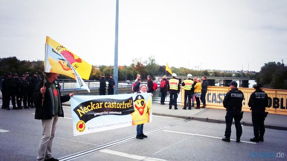 Eine Gruppe Demonstranten hat sich auf der Otto-Konz-Brücke in Heilbronn versammelt.