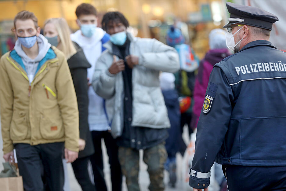 Mit der Polizeibeh&ouml;rde unterwegs in Heilbronn w&auml;hrend Corona, u.a. Maskenkontrolle