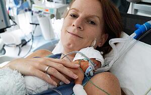 Nadine Cwik wei&szlig;, dass f&uuml;r S&ouml;hnchen Fenno wie f&uuml;r alle Fr&uuml;hchen K&ouml;rperkontakt wichtig ist. Foto: Stiftung GHfkH