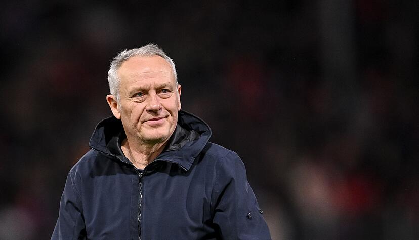 Freiburgs Trainer Christian Streich steht vor dem Spiel im Stadion. Freiburgs Trainer Christian Streich steht vor dem Spiel im Stadion.