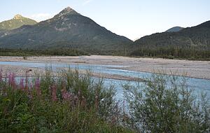 Am Lechzopf bahnt sich das Wasser seine Wege übers breite Kiesbett. Wer mag, kann Vögel beobachten – oder einfach auf einer der vielen Bänke rasten. Foto: Stefanie Sapara Am Lechzopf bahnt sich das Wasser seine Wege übers breite Kiesbett. Wer mag, kann Vögel beobachten – oder einfach auf einer der vielen Bänke rasten. Foto: Stefanie Sapara