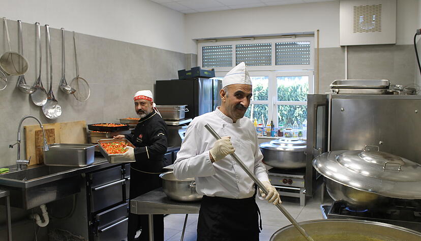 Kochen f&uuml;r die Mahlzeit beim gro&szlig;en gemeinsamen Fastenbrechen: Alle Helfer sind ehrenamtlich dabei.