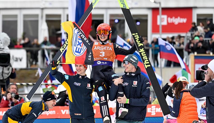 Katharina Schmid lie&szlig; sich nach dem letzten Sprung ihrer Karriere feiern.