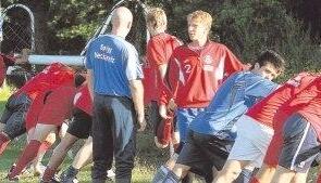 Dehnen und strecken im Training: Neckarelz-Kapit&auml;n Rolf Lang (Mitte) im Gespr&auml;ch mit Co-Trainer Stefan Strerath (blaues T-Shirt).Foto: Alexander Bertok