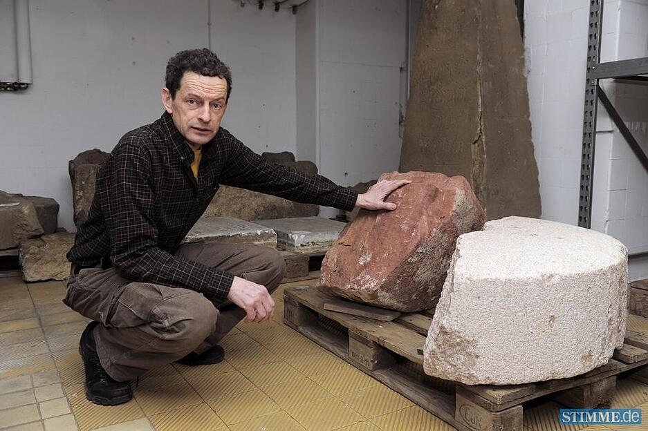 April 2013: Archivar Walter Hirschmann zeigt einen Mahlstein, der von der Baustelle am Bollwerksturm stammt.