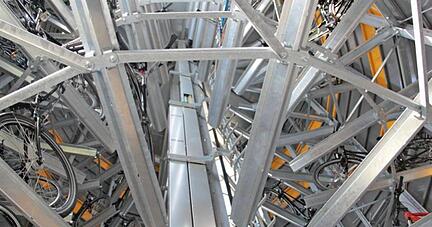 Das Parkhaus der Firma Wöhr in Rutesheim ist mit 11, 8 Metern ein Farbtupfer im Stadtbild. In Heilbronn könnte der Turm auch eine Glasfassade erhalten. In jedem Fall werden Nutzer ihre Fahrräder einfach einhängen können, vollautomatisch gehen sie dann ihren Weg. Foto: privat