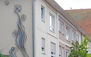 An der Sülmer Straße überm &quot;Caipirinha&quot; am Kirchhöfle erinnert eine Skulptur an den Energieerhaltungssatz.Foto: Berger