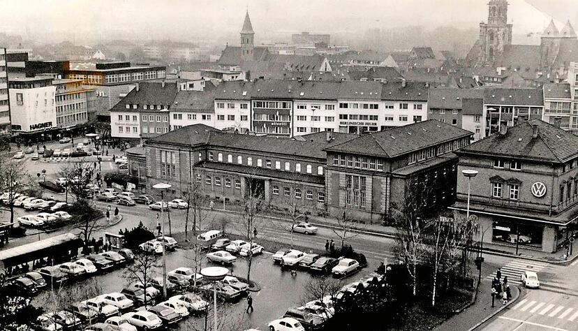Am 22. Oktober 1892 war das Alte Heilbronner Stadtbad am Wollhausplatz eingeweiht worden. Nach dem Krieg wurde das klassizistische Gebäude in etwas abgespeckter Form wieder aufgebaut − um 1972 in die Luft gesprengt zu werden. Heute steht hier das Wollhauszentrum. Fotos: Herrmann Eisenmenger Am 22. Oktober 1892 war das Alte Heilbronner Stadtbad am Wollhausplatz eingeweiht worden. Nach dem Krieg wurde das klassizistische Gebäude in etwas abgespeckter Form wieder aufgebaut − um 1972 in die Luft gesprengt zu werden. Heute steht hier das Wollhauszentrum. Fotos: Herrmann Eisenmenger