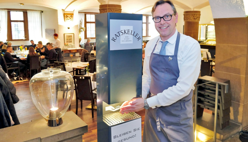 Rainer Mosthaf hat im Heilbronner Ratskeller einen Desinfektionsmittel-Spender aufgestellt. In dem Lokal werden vor allem Gesch&auml;ftsessen abgesagt.
Foto: Dennis Mugler