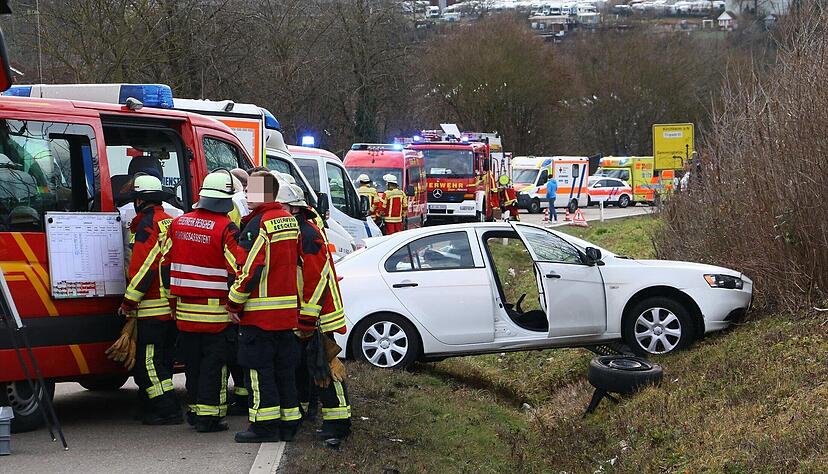 Großeinsatz der Rettungskräfte auf der K 1625 zwischen Gemmrigheim und der Abzweigung nach Neckarwestheim.