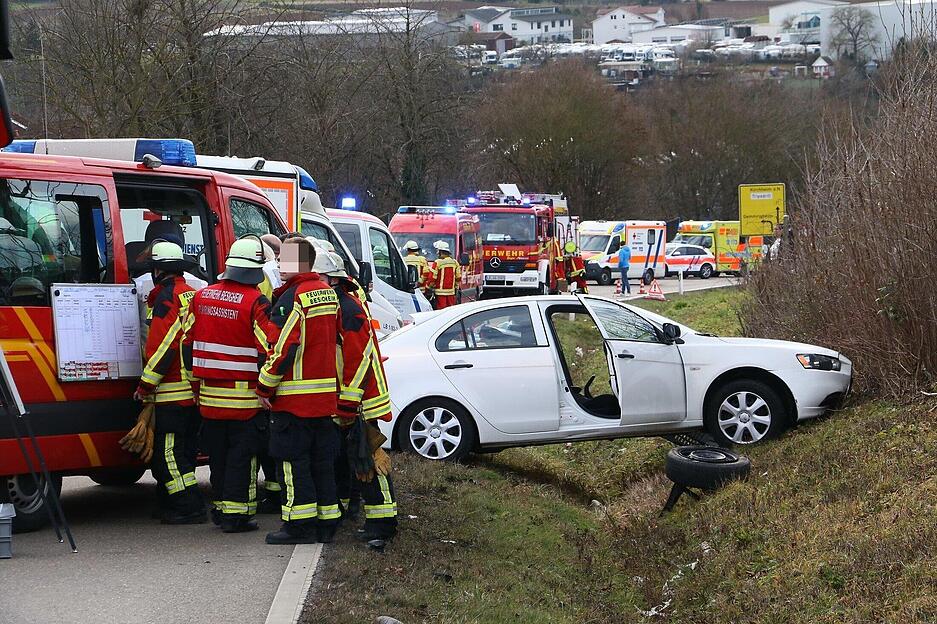 Die Lage vor Ort ist unübersichtlich. Rettungskräfte und Feuerwehr sind vor Ort.