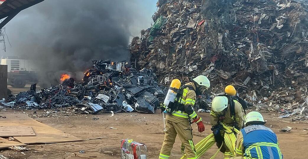 Einsatz im September 2025: Die Feuerwehr r&uuml;ckt zu einem Brand auf einem Industriegel&auml;nde aus.