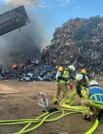 Einsatz im September 2025: Die Feuerwehr r&uuml;ckt zu einem Brand auf einem Industriegel&auml;nde aus.