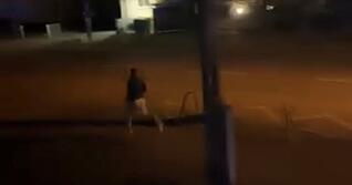 Vor einer Shisha-Bar hat es einen Streit gegeben. Ein Unbekannter fl&uuml;chtet wohl vor der Polizei.