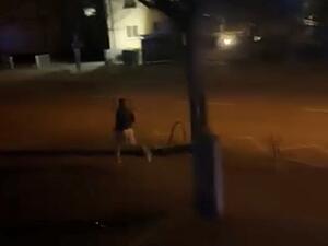 Vor einer Shisha-Bar hat es einen Streit gegeben. Ein Unbekannter fl&uuml;chtet wohl vor der Polizei.