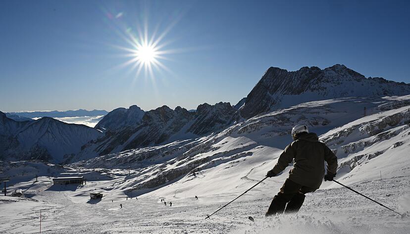 Wintersportler genießen in der sich dem Ende zuneigenden Saison Sonnenschein und blauen Himmel. (Archivbild) Wintersportler genießen in der sich dem Ende zuneigenden Saison Sonnenschein und blauen Himmel. (Archivbild)