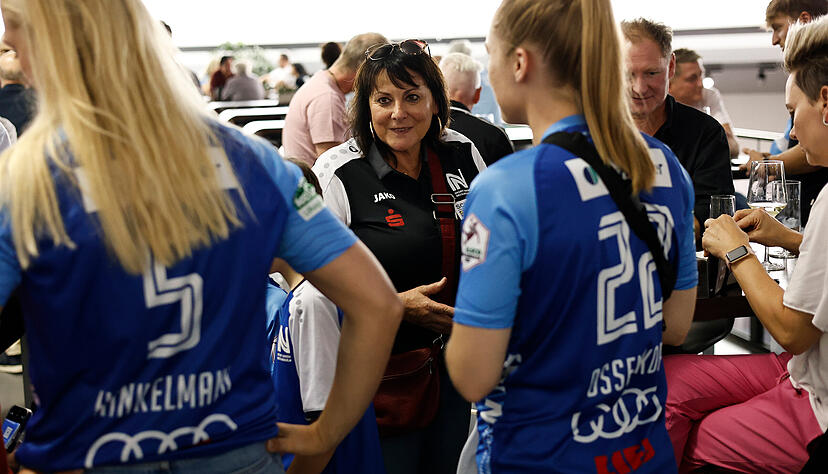 Damals Team-Managerin, heute Team-Betreuerin: Jutta Perger (Mitte) ist noch immer mittendrin und vor allem f&uuml;r die Spielerinnen der Sport-Union eine gesch&auml;tzte Ansprechpartnerin.