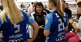 Damals Team-Managerin, heute Team-Betreuerin: Jutta Perger (Mitte) ist noch immer mittendrin und vor allem f&uuml;r die Spielerinnen der Sport-Union eine gesch&auml;tzte Ansprechpartnerin.