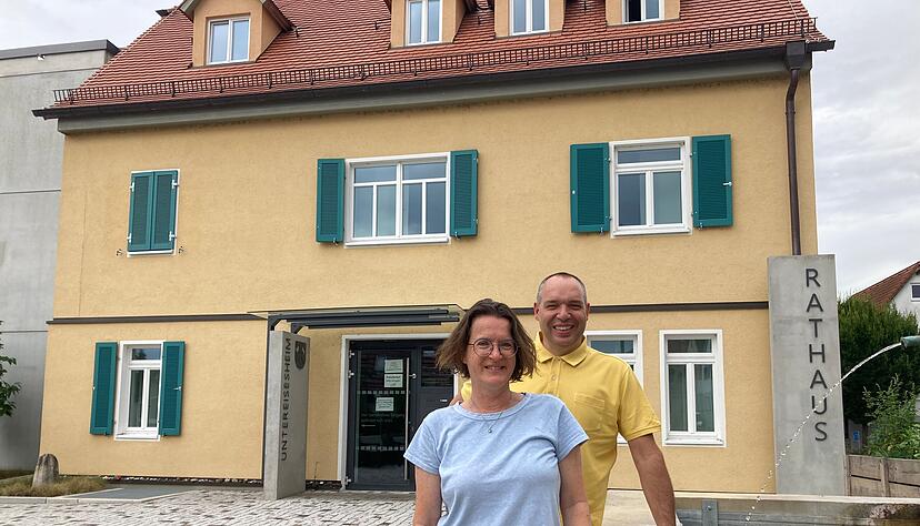 Wenn der hauptamtliche B&uuml;rgermeister verhindert ist, sind die ehrenamtlichen Stellvertreter gefragt: Seit Untereisesheim keinen B&uuml;rgermeister mehr hat, m&uuml;ssen Elke Rebscher und Dirk Dierolf die Gesch&auml;fte &uuml;bernehmen.
Foto: Simon Gajer