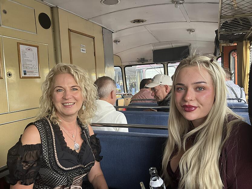 Etwa 260 Wasenfans aus dem Raum Heilbronn sind am Dienstag mit dem historischen Schienenbus zum Volksfest nach Stuttgart gereist.