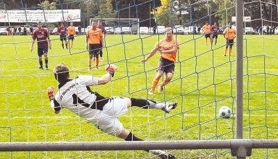 Eiskalter Vollstrecker: Ziya S&ouml;nmez erzielt in der 12. Minute per Foulelfmeter das 2:0 f&uuml;r den Fu&szlig;ball-Kreisligisten TSV Michelfeld. Nicolas Schick, Torwart des TSV Obergimpern, ist chancenlos.Fotos: Klaus Kr&uuml;ger