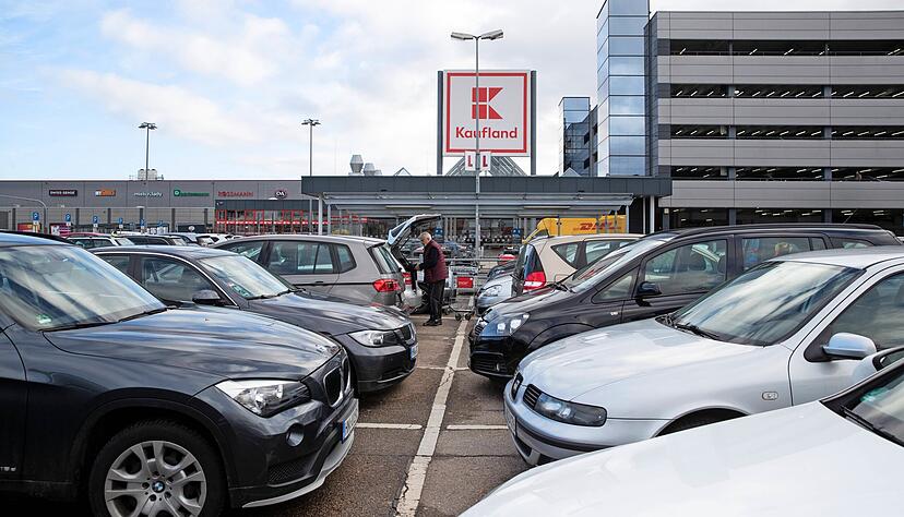 Das Kaufland Neckarsulm wird im Lockdown stark frequentiert. F&uuml;r Bef&uuml;rchtungen, dass auf dem Gel&auml;nde h&auml;ufig gegen Corona-Verordnungen versto&szlig;en wird, gibt es keine Best&auml;tigung.
Foto: Andreas Veigel