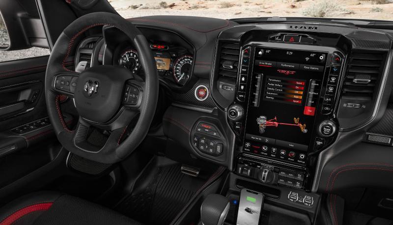 Zur Serienausstattung des Ram 1500 TRX gehört eine Klimaautomatik, ein digitales Cockpit, eine Rückfahrkamera und klimatisierte Sitze auf allen Plätzen.
