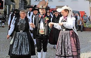 Die Hohenlohisch-fränkische Trachtengruppe Öhringen kommt bei ihrem Auftritt unter dem Zunftbaum dieses Jahr ins Schwitzen.
Fotos: Stefanie Jani Die Hohenlohisch-fränkische Trachtengruppe Öhringen kommt bei ihrem Auftritt unter dem Zunftbaum dieses Jahr ins Schwitzen.
Fotos: Stefanie Jani