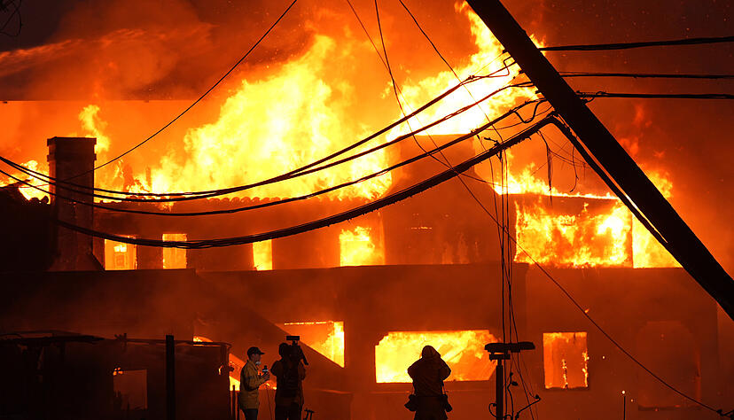 Kalifornien wird erneut von tödlichen Großbränden heimgesucht. Das Bild der Verwüstung macht sprachlos. Fünf Menschen kamen bislang ums Leben. Durch das Palisades-Feuer zerstörte Häuser stehen am Strand von Malibu.