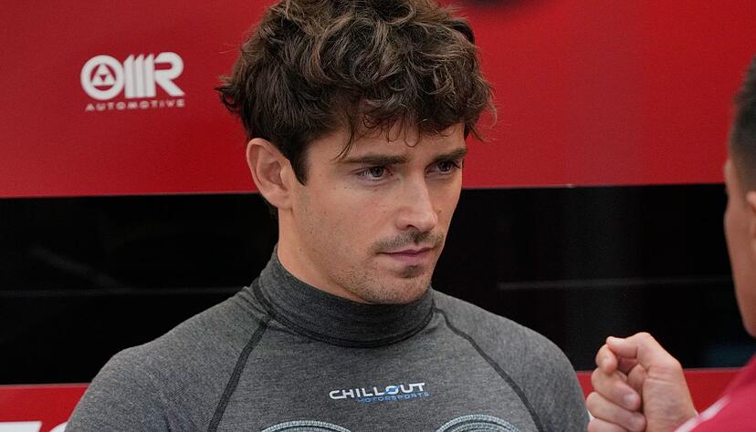 Wegen der neuen Hitze-Regel der Formel 1 können die Piloten wie Charles Leclerc in Singapur Kühlwesten tragen.