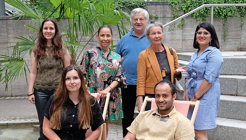 Freuen sich auf den Ausstausch (v. l.): Marion Hannig-Dümmler, Ilona Nies, Sandra Bedoya, Stefan Kraut, Margitta Häger, Omar Alkhalaf, Suzanna Bignolles.
Foto: Lang Freuen sich auf den Ausstausch (v. l.): Marion Hannig-Dümmler, Ilona Nies, Sandra Bedoya, Stefan Kraut, Margitta Häger, Omar Alkhalaf, Suzanna Bignolles.
Foto: Lang