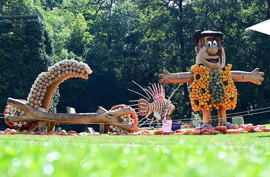 Eine Fred-Feuerstein-Figur aus K&uuml;rbissen ist im Park im Bl&uuml;henden Barock in Ludwigsburg im Rahmen einer K&uuml;rbisausstellung aufgebaut.