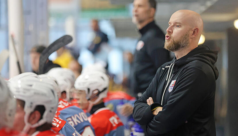 Falken-Trainer Niko Eronen (vorne) war der nach 1:3-Niederlage in Erding nach eigenem Bekunden "sehr enttäuscht". Falken-Trainer Niko Eronen (vorne) war der nach 1:3-Niederlage in Erding nach eigenem Bekunden "sehr enttäuscht".