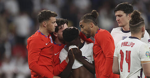 Nach seinem verschossenen Elfmeter wird Englands Bukayo Saka (Mitte) von seinen Mitspielern getröstet. Foto: dpa Nach seinem verschossenen Elfmeter wird Englands Bukayo Saka (Mitte) von seinen Mitspielern getröstet. Foto: dpa