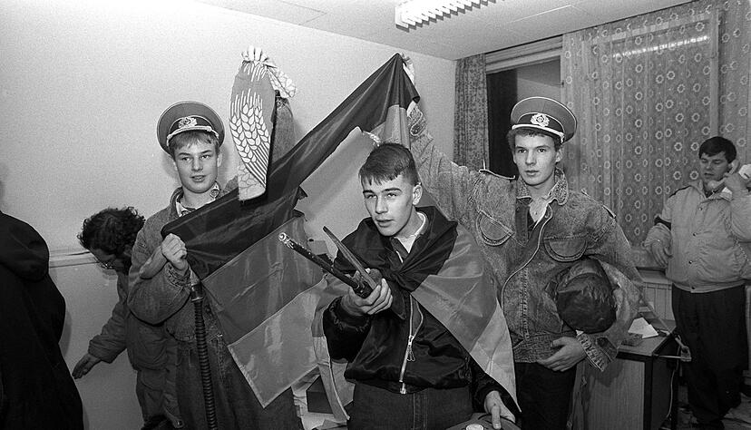 DDR-Insignien - f&uuml;r die Besetzer der Stasi-Zentrale nur noch Ironie. (Archivbild).