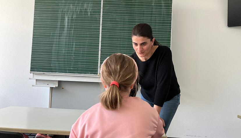 Nure Simon gehört mit zu den Mitarbeiterinnen, die Kindern der Birkenbachschule Kirchardt bei den Hausaufgaben helfen.