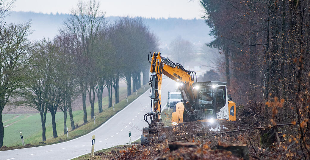 Bagger im Einsatz: F&uuml;r den Bau des Radwegs zwischen Gemmingen und Massenbachhausen ist es n&ouml;tig, zahlreiche B&auml;ume zu f&auml;llen.