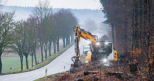 Bagger im Einsatz: F&uuml;r den Bau des Radwegs zwischen Gemmingen und Massenbachhausen ist es n&ouml;tig, zahlreiche B&auml;ume zu f&auml;llen.