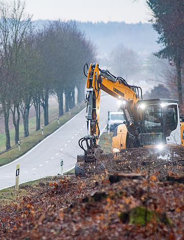 Bagger im Einsatz: F&uuml;r den Bau des Radwegs zwischen Gemmingen und Massenbachhausen ist es n&ouml;tig, zahlreiche B&auml;ume zu f&auml;llen.
