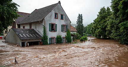Die Kyll ist in Erdorf über die Ufer getreten und hat Teile des Dorfes geflutet. Die Kyll ist in Erdorf über die Ufer getreten und hat Teile des Dorfes geflutet.