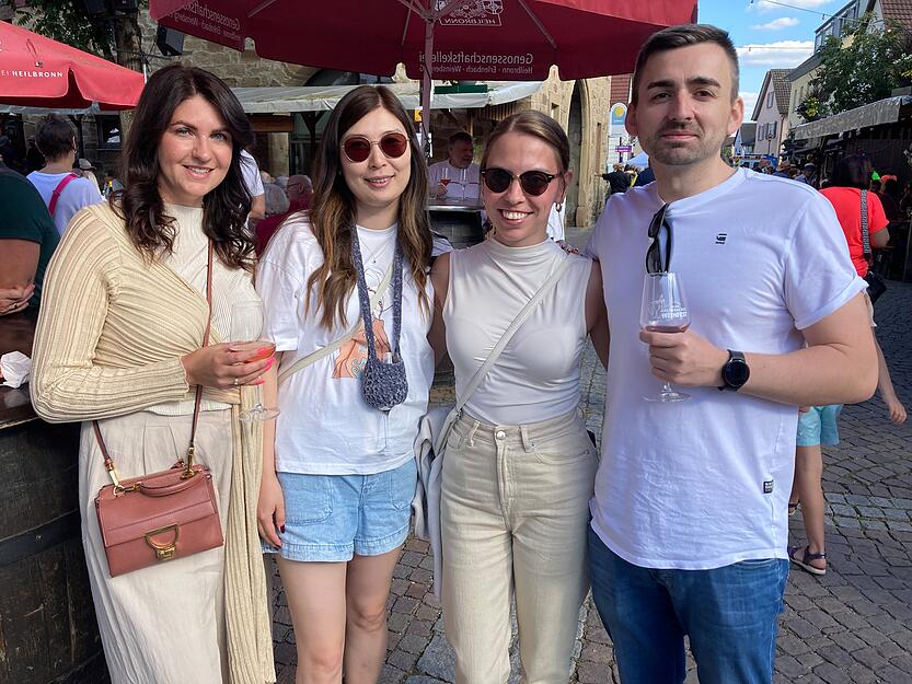 Das 47. Erlenbacher Weinfest bietet Gelegenheit f&uuml;r gute Gespr&auml;che mit Freunden.