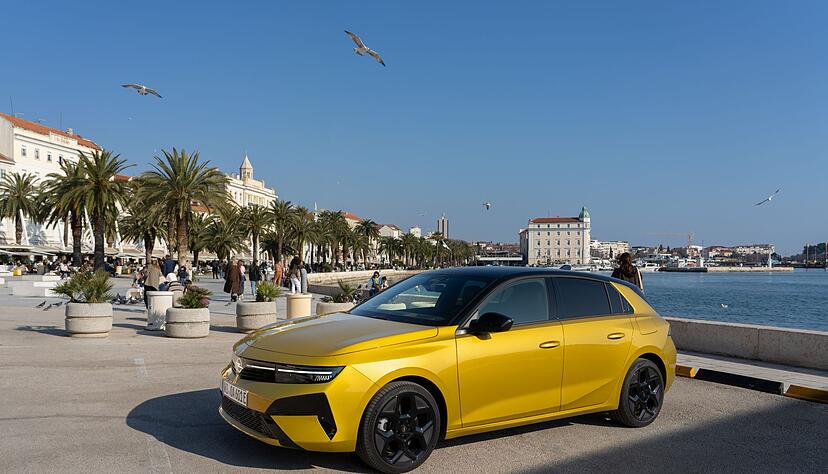 Vielseitige Antriebe: Vom Plug-in-Hybrid mit 84 Kilometern E-Reichweite, über einen Elektroantrieb bis zum Diesel, der Astra bietet viele Optionen. Vielseitige Antriebe: Vom Plug-in-Hybrid mit 84 Kilometern E-Reichweite, über einen Elektroantrieb bis zum Diesel, der Astra bietet viele Optionen.