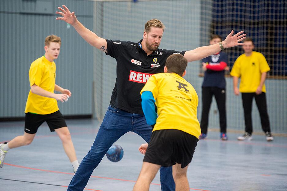 Und plötzlich breitet Oliver Roggisch vor einem seine Arme aus…