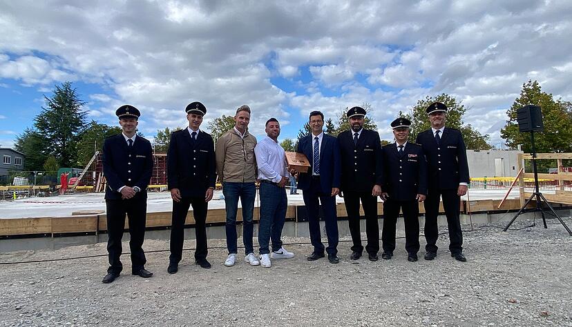 Noch können die Feuerwehrleute es nur erahnen, aber hinter ihnen und Bürgermeister Timo Wolf (vierter von rechts) entsteht das neue Feuerwehrhaus. Foto: Elfi Hofmann