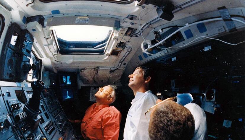 Drei STS-31 Crew-Mitglieder schauen am 25. April 1990 durch das Fenster des Space-Shuttles Discovery zum Weltraumteleskop Hubble. Bruce McCandless ist ganz links zu sehen. Drei STS-31 Crew-Mitglieder schauen am 25. April 1990 durch das Fenster des Space-Shuttles Discovery zum Weltraumteleskop Hubble. Bruce McCandless ist ganz links zu sehen.