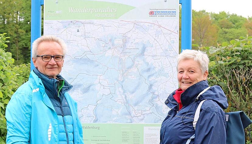 Wo geht"s lang? Elke und Walter Rötlich studieren die Karte am Neumühlsee. Fotos: Bettina Hachenberg Wo geht"s lang? Elke und Walter Rötlich studieren die Karte am Neumühlsee. Fotos: Bettina Hachenberg
