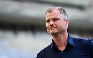 Stuttgarts Sportdirektor Fabian Wohlgemuth steht vor dem Spiel im Stadion.