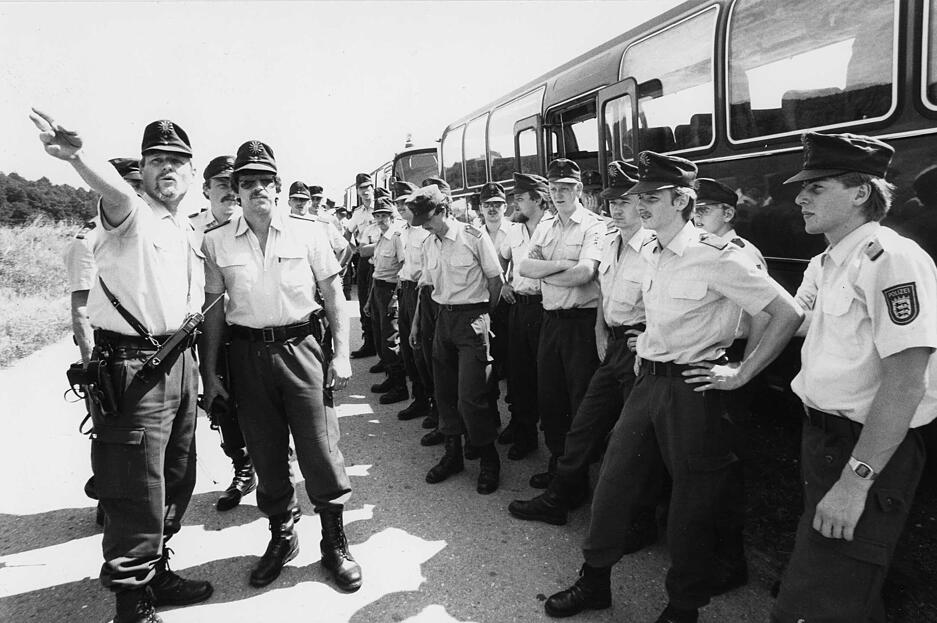 Mit einem Großaufgebot sucht die Polizei nach Spuren. Circa 100 Ermittler arbeiten in der Sonderkommission Hammer. Etwa 300 Aktenordner legen sie an. Den Mörder fassen sie nicht. Mit einem Großaufgebot sucht die Polizei nach Spuren. Circa 100 Ermittler arbeiten in der Sonderkommission Hammer. Etwa 300 Aktenordner legen sie an. Den Mörder fassen sie nicht.